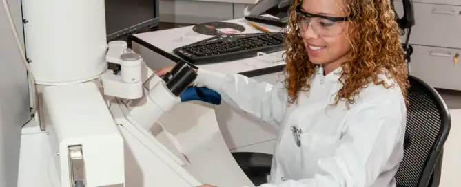 Lab technician operating an SEM and LIMS solution